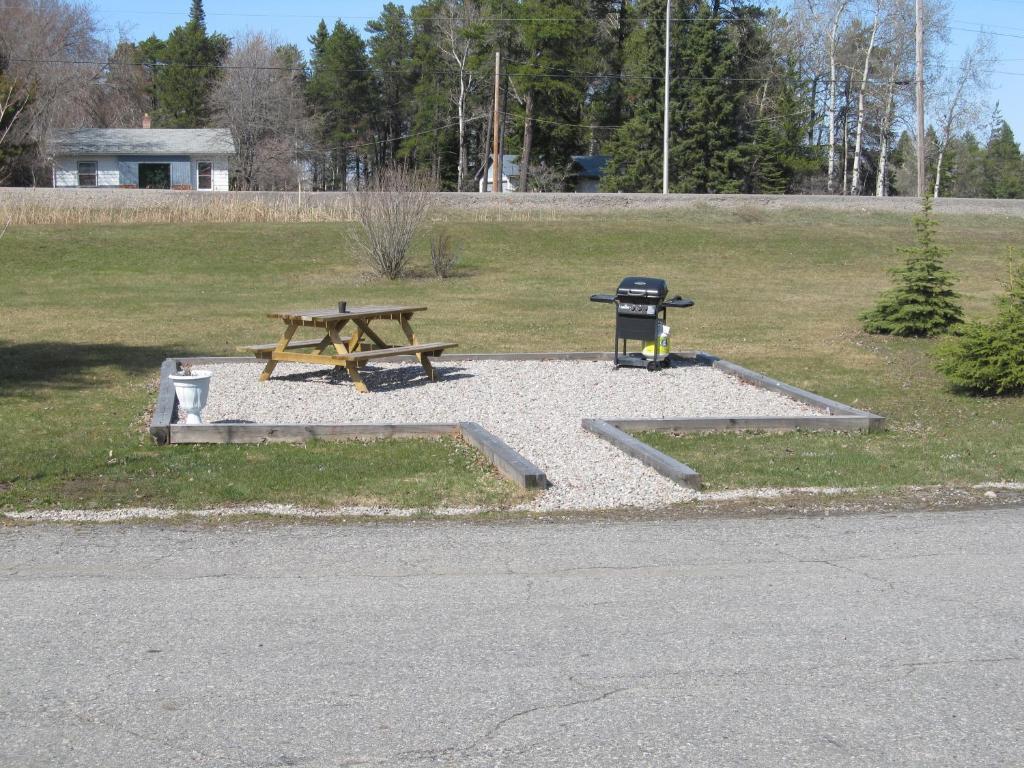 Hide Away Inn Dryden Exterior photo